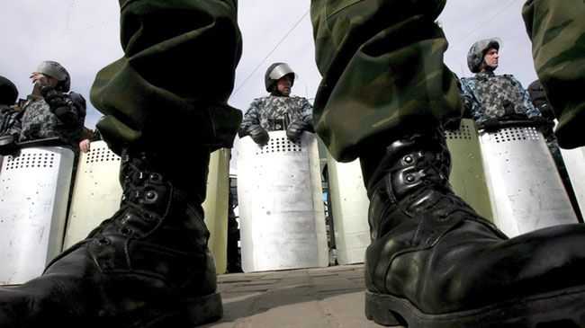 Rosyjska milicja na pl. Pionierów w Sankt Petersburgu