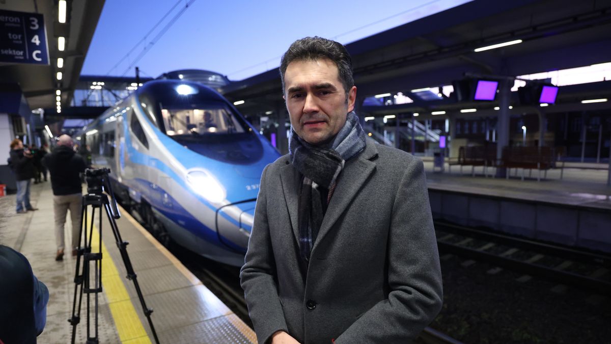 Pociag Pendolino w Szczecinie
15.12.2024 Szczecin , dworzec PKP Szczecin Glowny . Wiceminister infrastruktury Piotr Malepszak podczas konferencji prasowej dot. pociagu Express InterCity Premium Pendolino , ktory pierwszy raz przyjechal do Szczecina w ramach obslugi regularnej lini . Pociag bedzie jezdzil do stacji Warszawa Wschodnia .
Fot. Cezary Aszkielowicz / Agencja Wyborcza.pl
Fot. Cezary Aszkielowicz / Agencja Wyborcza.pl
miasto, kolej, pociag