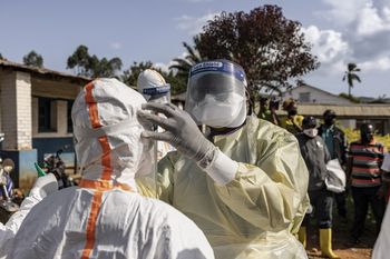 Ebola w Afryce. Nie żyją wolontariusze. Pomagali przy sprzątaniu zwłok