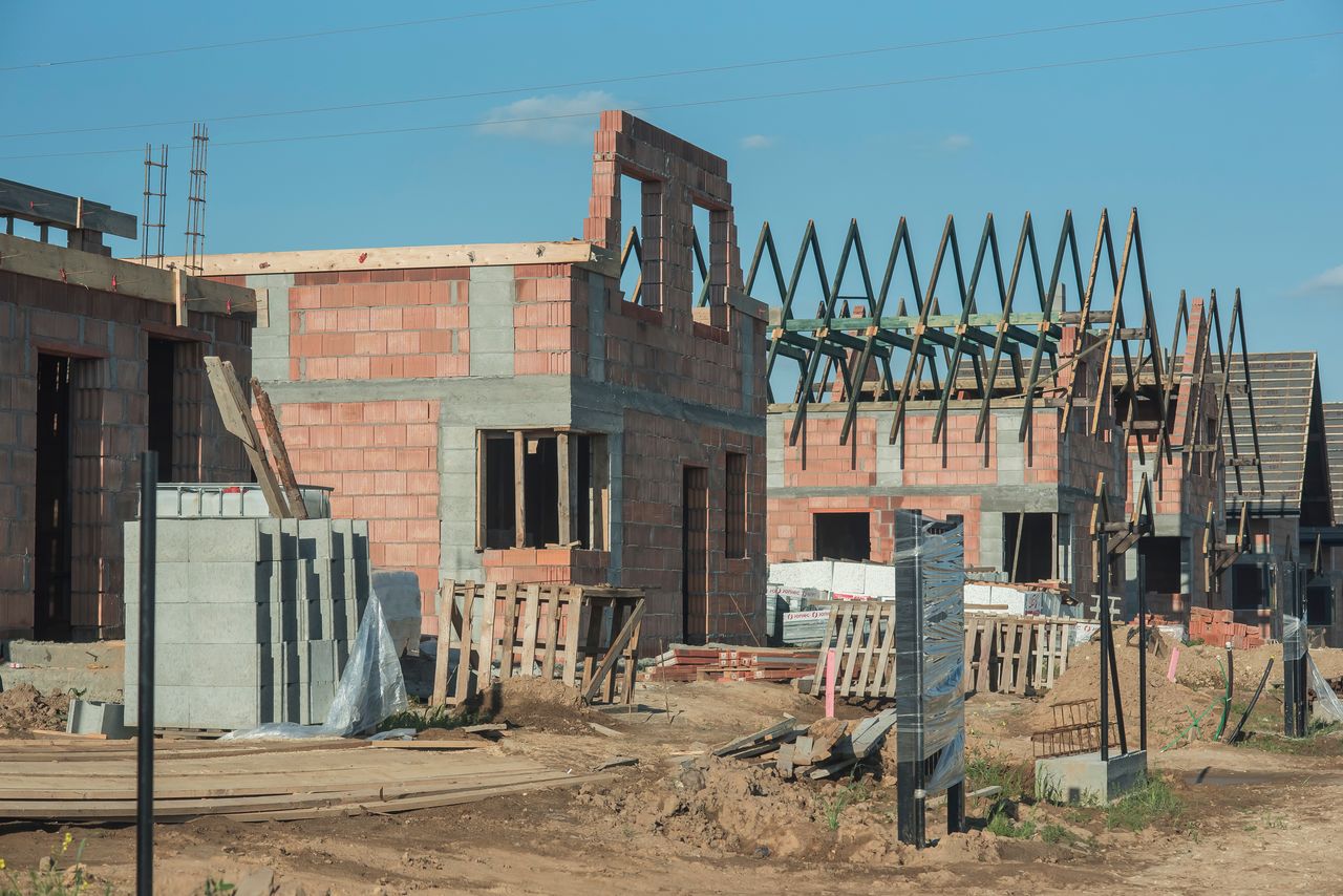 Samorządy biją na alarm ws. działek Polaków. Resort odpowiada