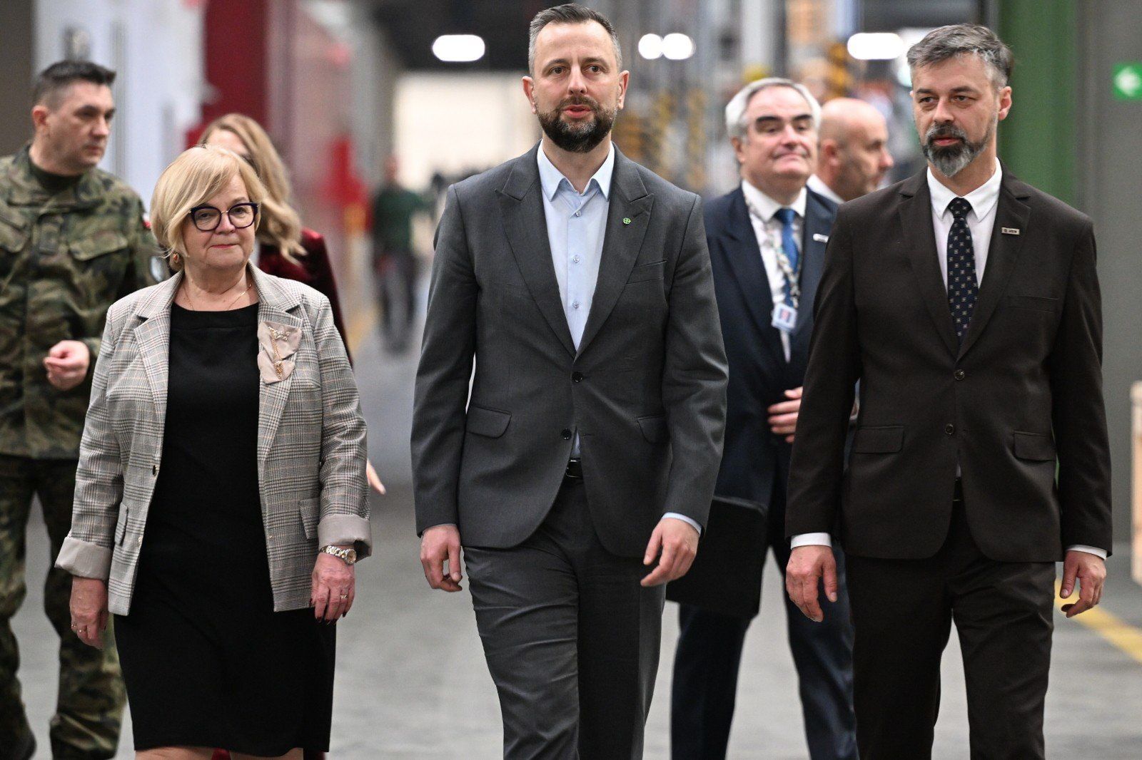 Wicepremier, minister obrony narodowej Władysław Kosiniak-Kamysz (C), wojewoda podkarpacka Teresa Kubas-Hul (2L), prezes Huty Stalowa Wola Marek Karabuła (2P) oraz członek zarządu HSW Paweł Smogór (P) podczas uroczystości przekazania Siłom Zbrojnym RP pierwszych 15 seryjnych Bojowych Pływających Wozów Piechoty BORSUK.