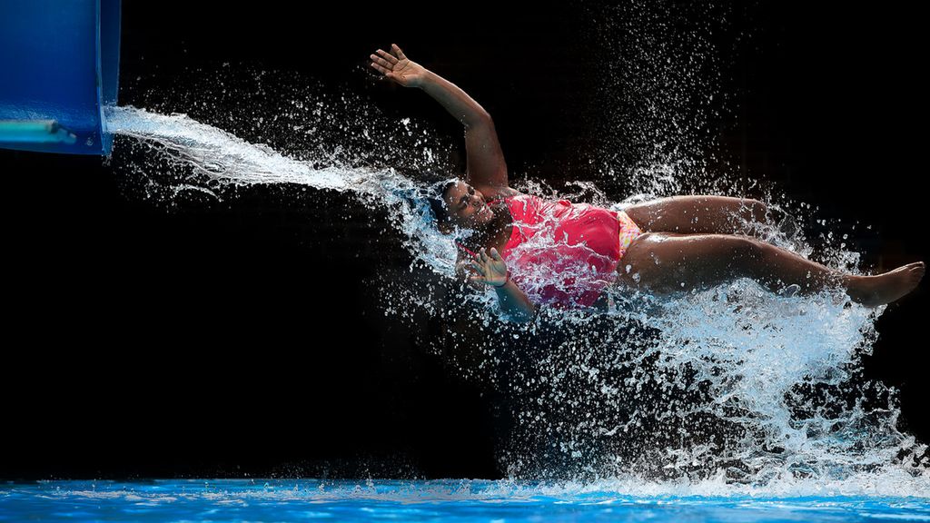 Jak wyglądają ludzie wypadający z wodnej zjeżdżalni 1