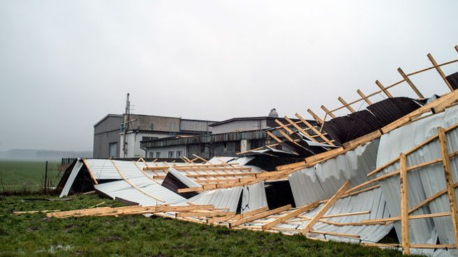 Zerwany przez porywisty wiatr dach zakładu produkcyjnego w Moszczenicy