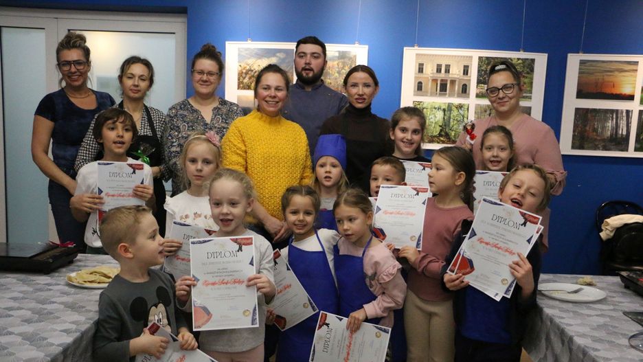 Zakończenie warsztatów kulinarnych w MCK w Aleksandrowie Kujawskim. Mali kucharze przygotowali kujawskie pierogi