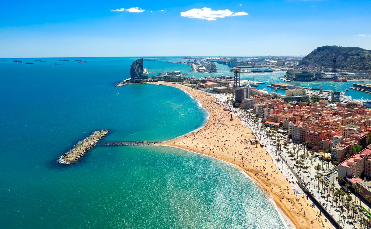 Widok z lotu ptaka na plaże w Barcelonie