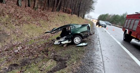 Śmiertelny wypadek w Leśnicach. Auto przecięte na pół