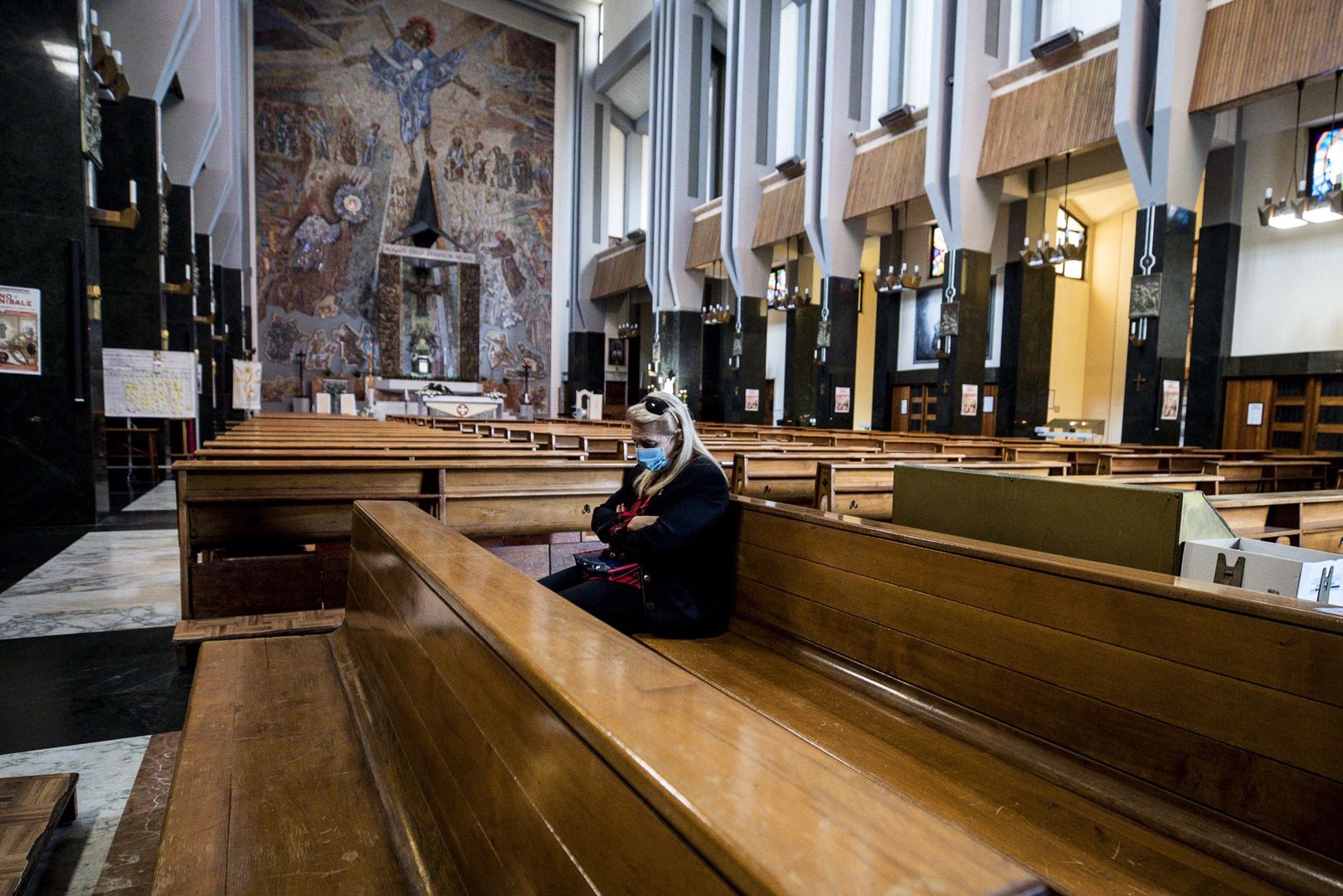 Rzym. Samotna kobieta w pustym kościele.