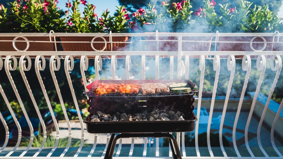 Grillowanie na balkonie nie jest sprzeczne z prawem. Ale może być uciążliwe