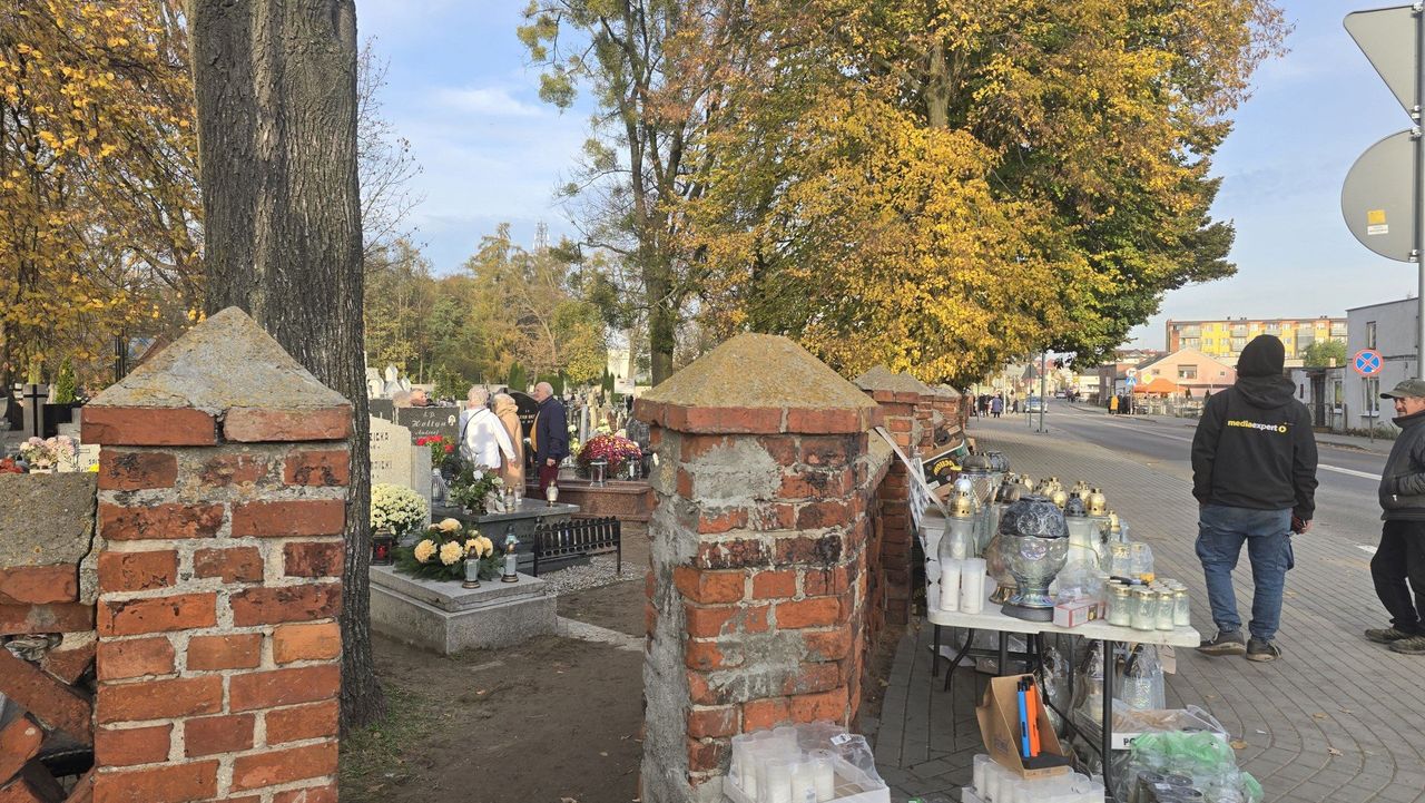 Aleksandrów Kujawski: Tłumy na cmentarzu w Dzień Wszystkich Świętych