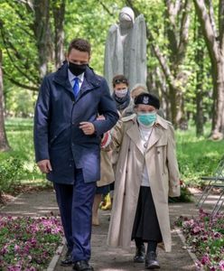 Dzień Matki 2020. Rafał Trzaskowski złożył kwiaty pod pomnikiem matki
