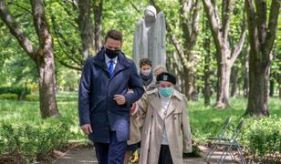 Dzień Matki 2020. Rafał Trzaskowski złożył kwiaty pod pomnikiem matki