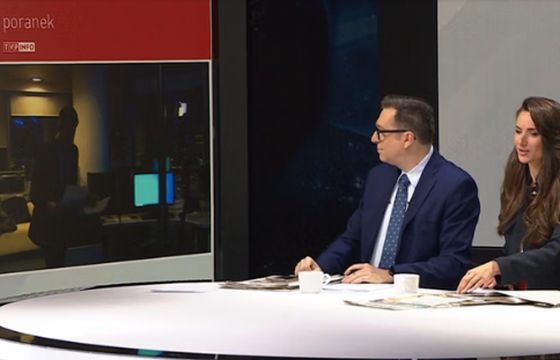 TVP Info nadaje już z nowego studia. Wróciły paski informacyjne. Kiedy powrót do budynku TAI?