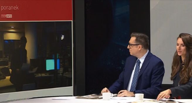 TVP Info nadaje już z nowego studia. Wróciły paski informacyjne. Kiedy powrót do budynku TAI?