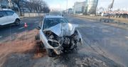 Warszawa: Pijany kierowca wjechał w słup i barierki na Ochocie. Mężczyzna był zakleszczony w pojeździe