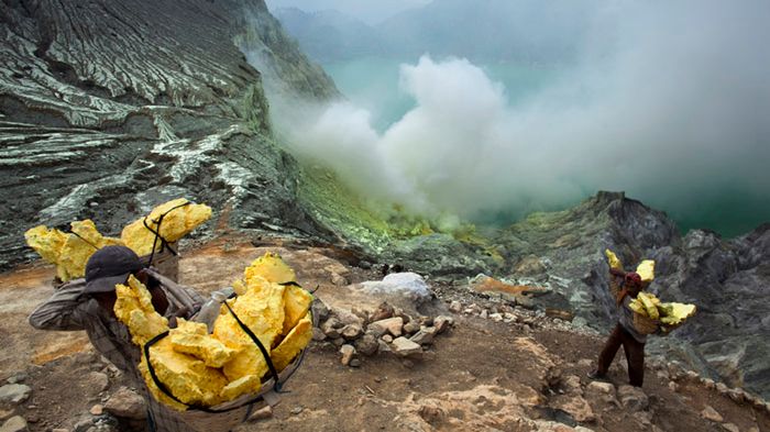 Kawah Ijen, czyli kopalnia siarki w kraterze wulkanu - wystawa Wojciecha Grzędzińskiego 1