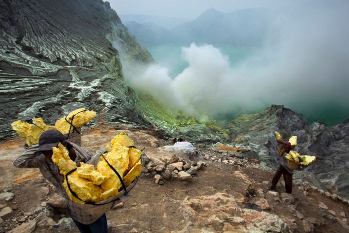 Kawah Ijen, czyli kopalnia siarki w kraterze wulkanu - wystawa Wojciecha Grzędzińskiego