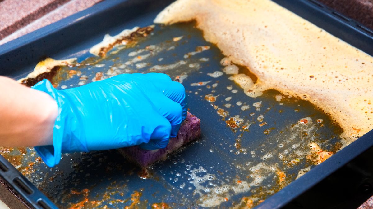 Tak szybko wyczyścimy blachę domowymi sposobami