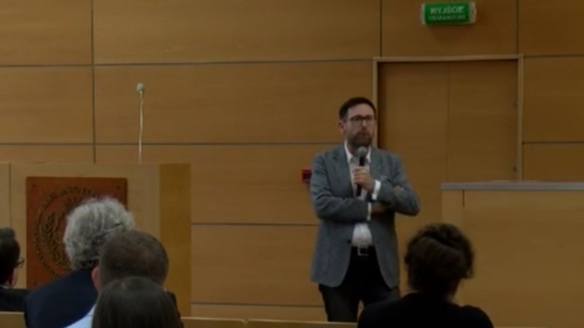 Daniel Obajtek wygłosił wykład na uczelni założonej przez ojca Tadeusza Rydzyka. Jaki komunikat wysyłała jego postawa ciała?