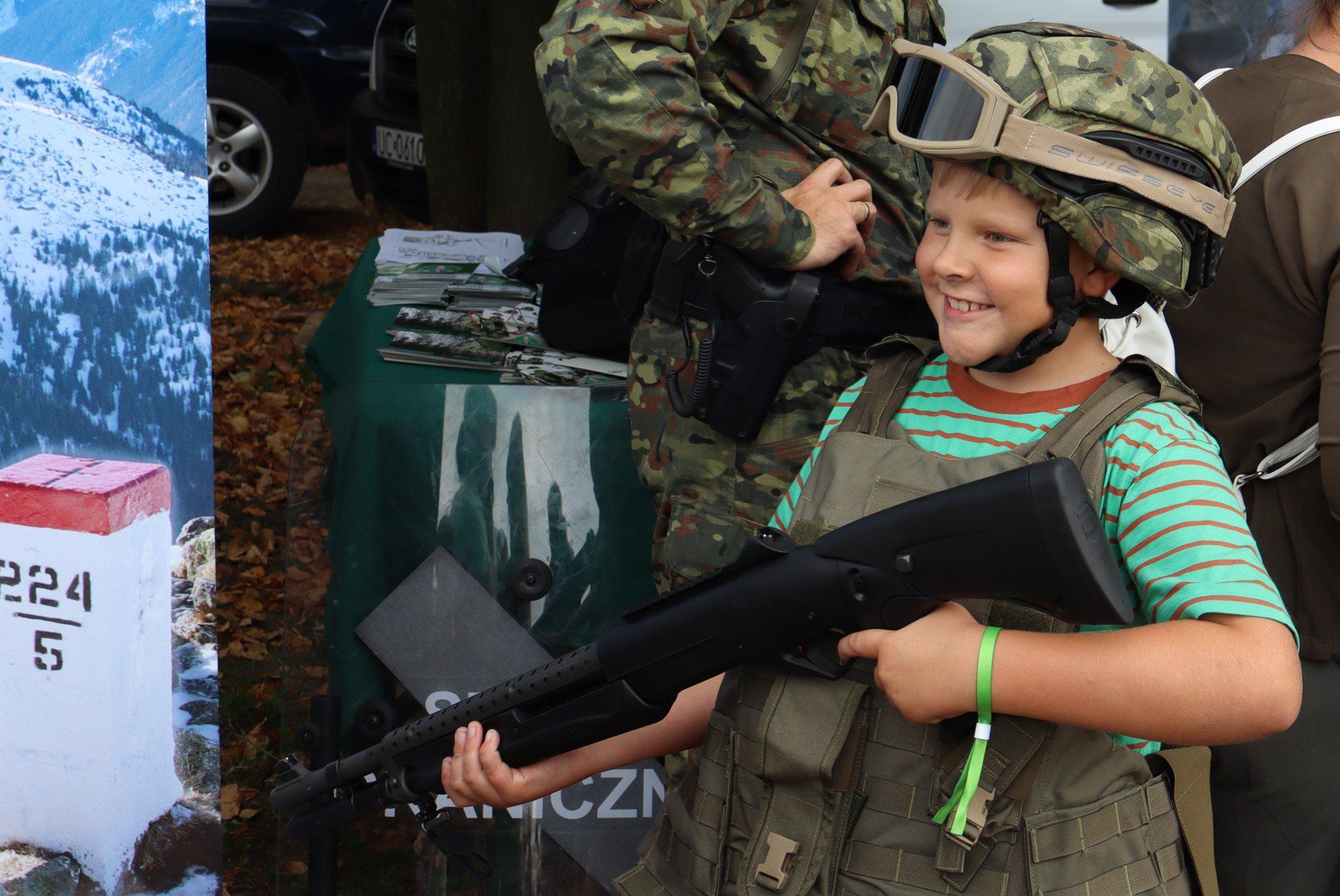 Podczas pikniku w Rajsku można było przymierzyć sprzęt wojskowy