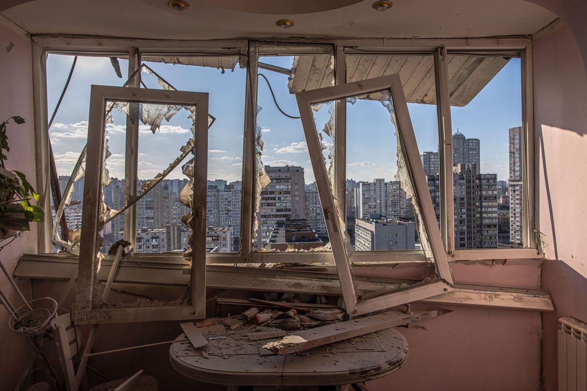 Wnętrze mieszkania w budynku ostrzelanym przez Rosjan