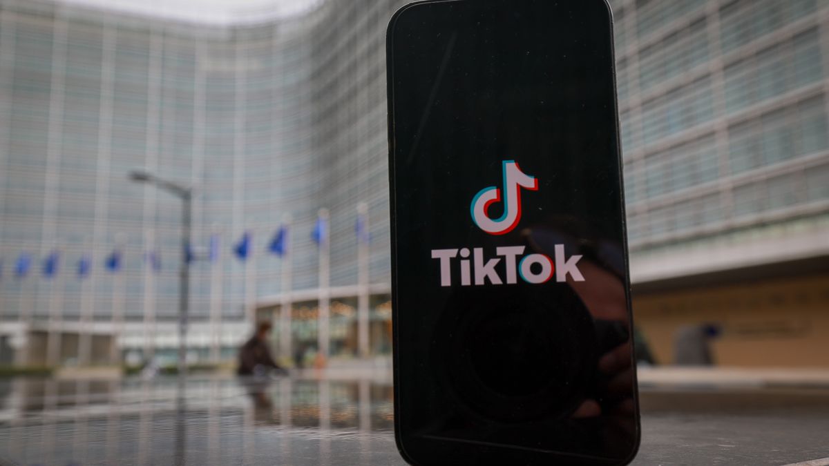 A TikTok logo is seen in front of the headquarters of the European Commission in Brussels, Belgium, 06 February 2026. EU authorities continue to scrutinize TikTok under digital regulation rules concerning transparency, access to platform data, content moderation, advertising practices, and the platform's impact on public debate and elections. EPA/OLIVIER HOSLET Dostawca: PAP/EPA.