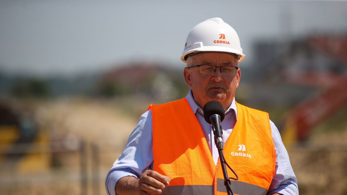 Na zdjęciu Andrzej Adamczyk w kamizelce i kasku na placu budowy