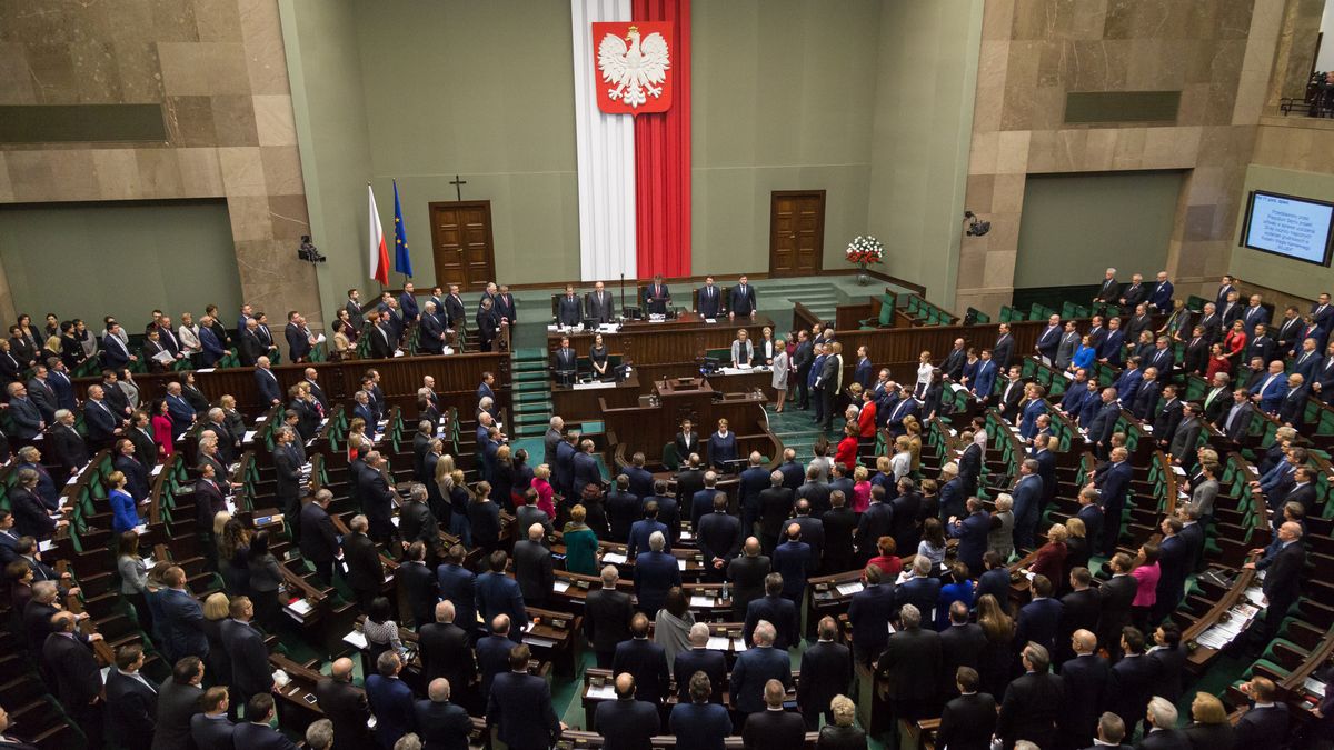 Według wyliczeń RMF24.pl aż 260 posłów pełni rozmaite funkcje, pobierając od 10 do 35 proc. dodatku do uposażenia