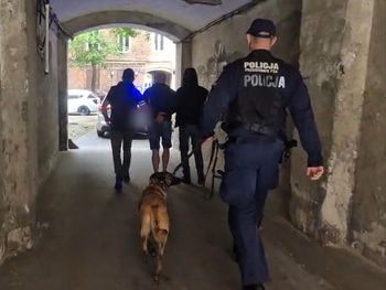 Warszawa: Magazyn narkotyków na strychu. Policja przejęła kilogramy zakazanych substancji