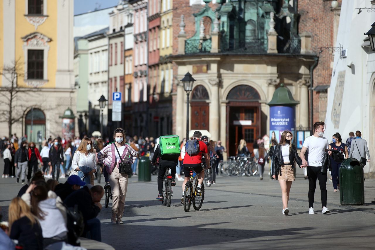 Lekarz bezwzględnie o łamaniu obostrzeń. "Nie powinno być żadnego zmiłuj"