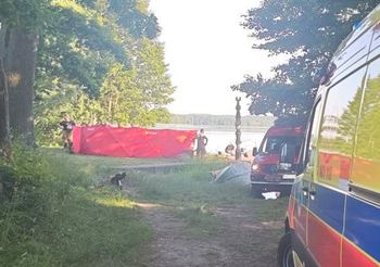 Tragedia nad jeziorem. Nie żyją dwie osoby. Jedna mogła zostać zabita