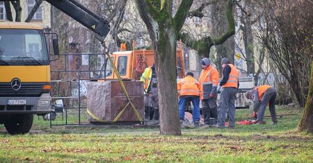 Przenieśli pomnik założyciela KUL. Kilka metrów dalej ma stanąć monument Lecha Kaczyńskiego