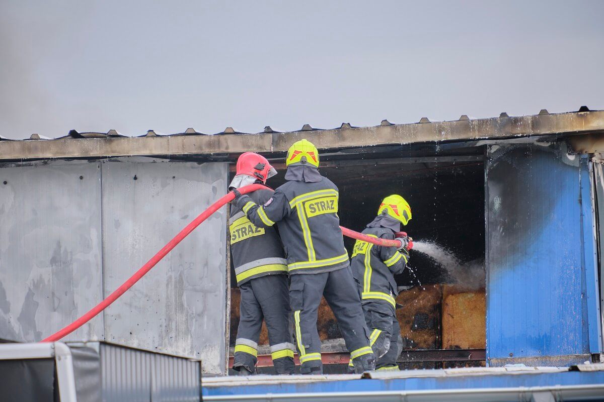 Pożar hali magazynowej w Piotrawinie, gmina Jastków
