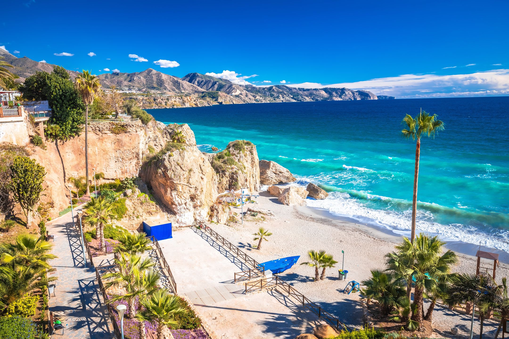 Plaża Nerja jest jedną z najpiękniejszych na Costa del Sol