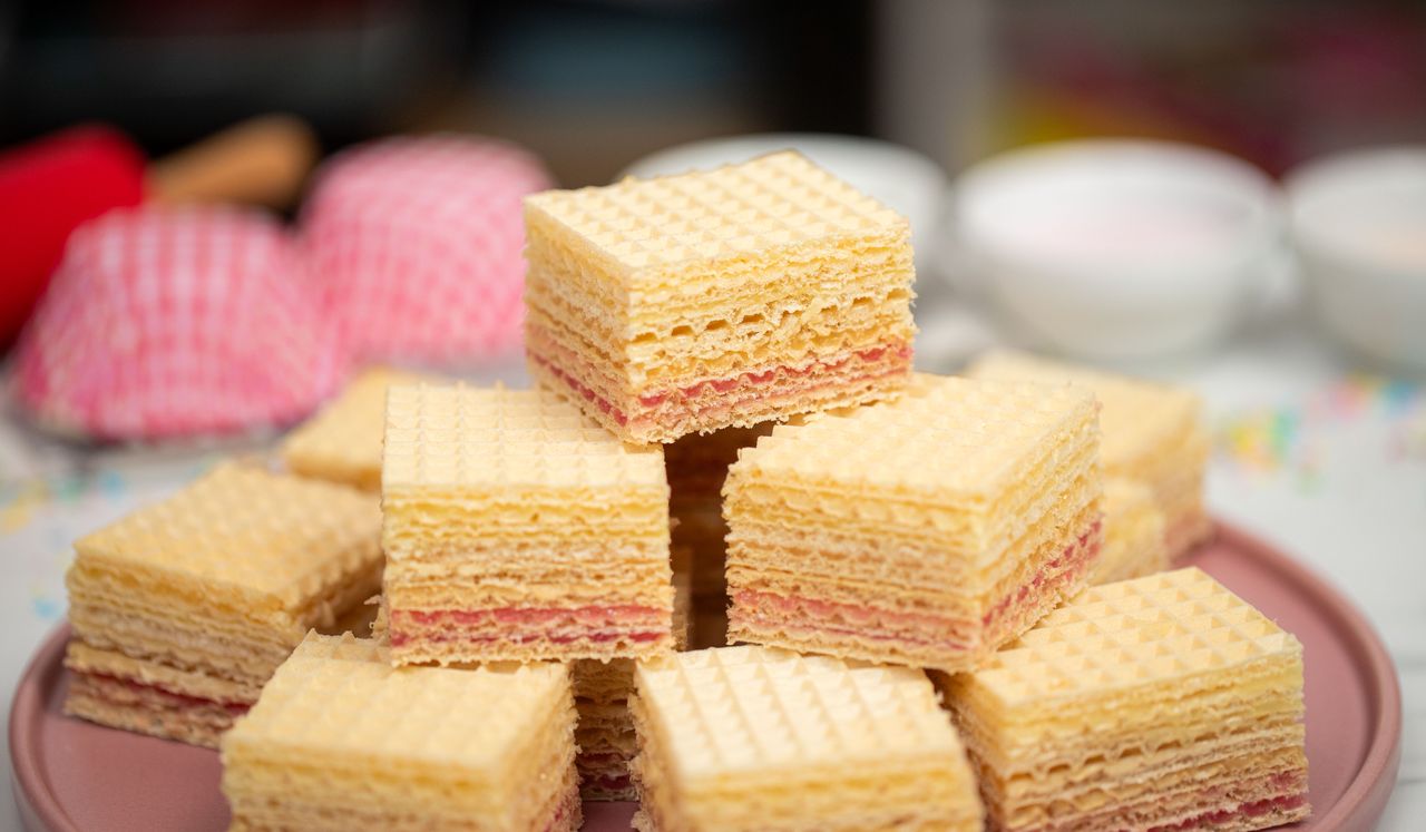 Słodki powrót do lat dzieciństwa. Przepis na chrupiące wafle z galaretką