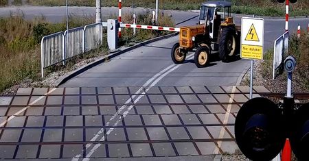 Lubelszczyzna. Ominął rogatki i pędził traktorem prosto pod pociąg