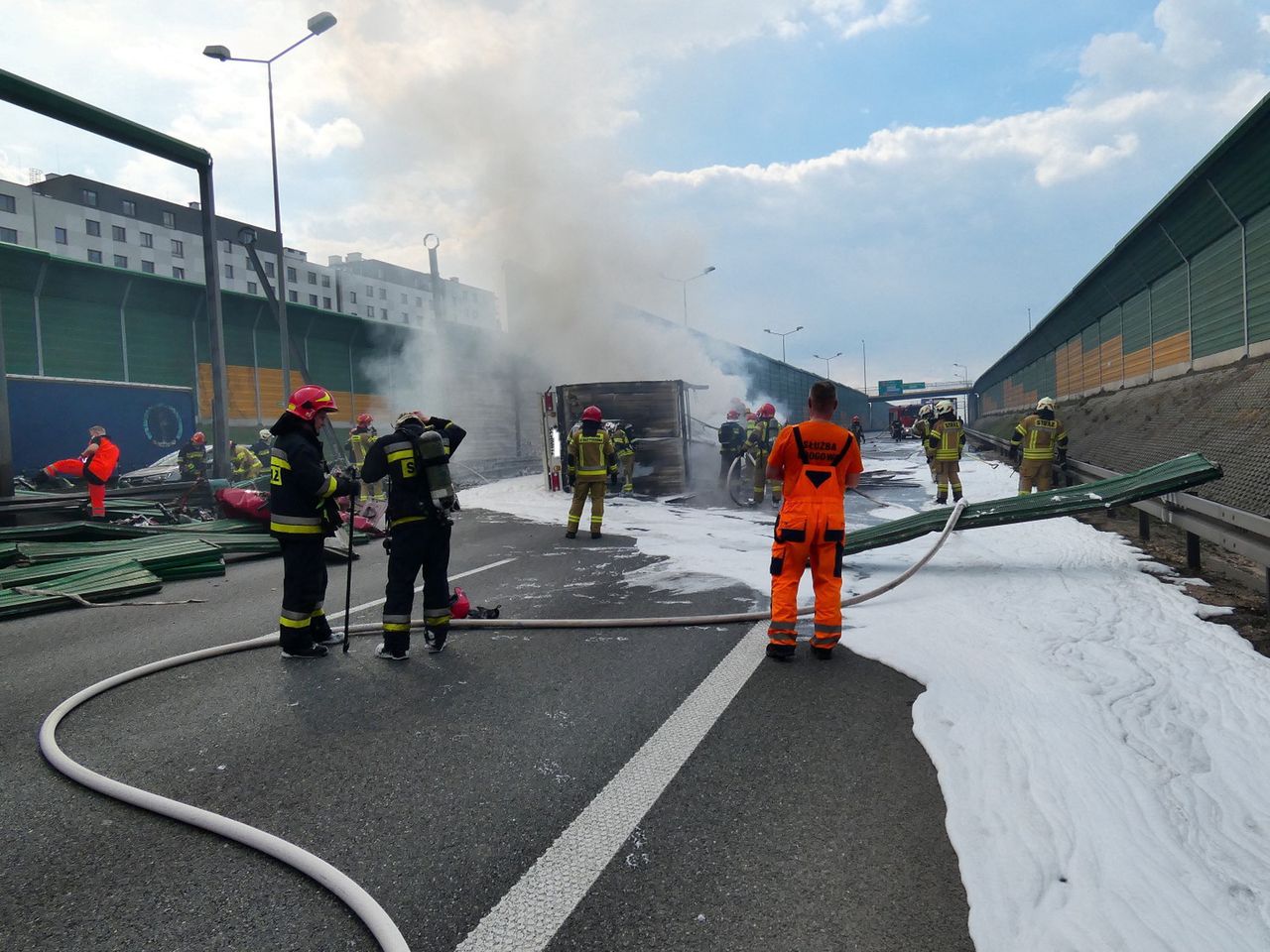 Warszawa. Usuwanie skutków wypadku na trasie S8, 20.04.2021 r.