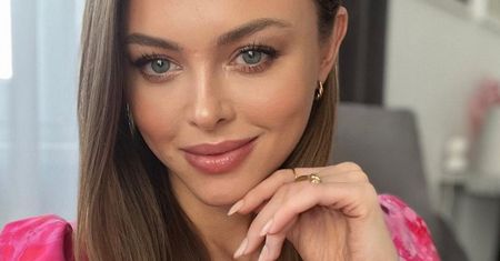 Włożyła strój kąpielowy z wycięciami. Opozda niczym lalka Barbie