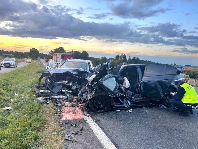 Tragiczny finał czołowego zderzenia BMW z mercedesem. Jedna osoba nie żyje (wideo, zdjęcia)