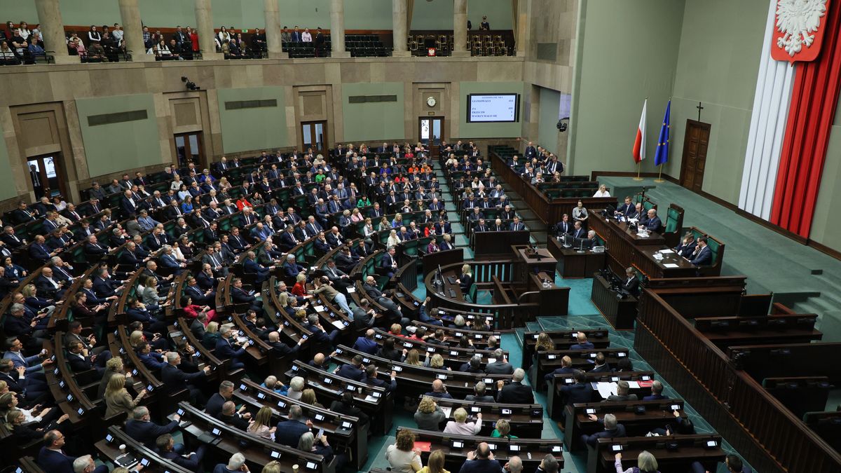 Warszawa, 16.04.2026. Posłowie na sali obrad w trzecim dniu posiedzenia Sejmu w Warszawie, 16 bm. Posłowie zajmą się m.in. wetem prezydenta Karola Nawrockiego do ustawy o rynku kryptoaktywów. (sko) PAP/Paweł Supernak