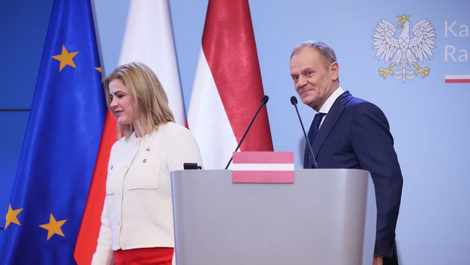 Warszawa, 29.02.2024. Premier Donald Tusk (P) oraz premier Łotwy Evika Silina (L) na wspólnej konferencji prasowej w siedzibie Kancelarii Prezesa Rady Ministrów w Warszawie, 29 bm. (aldg) PAP/Leszek Szymański