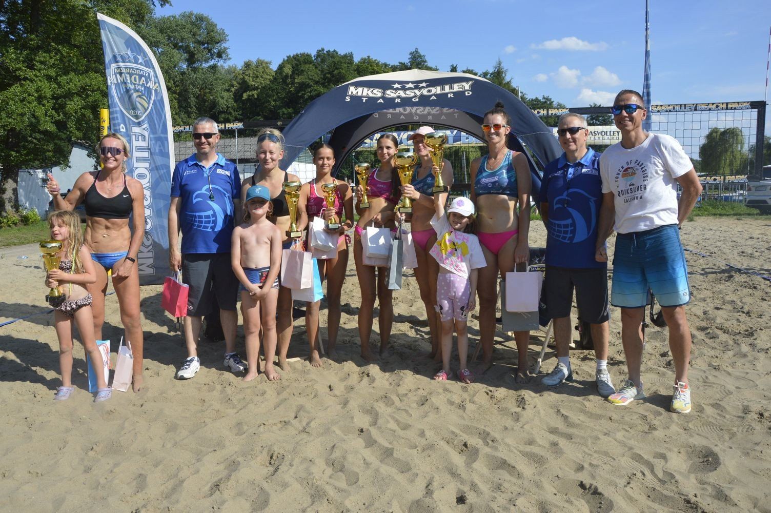 13 par kobiecych wzięło udział w turnieju siatkówki plażowej w Zieleniewie.