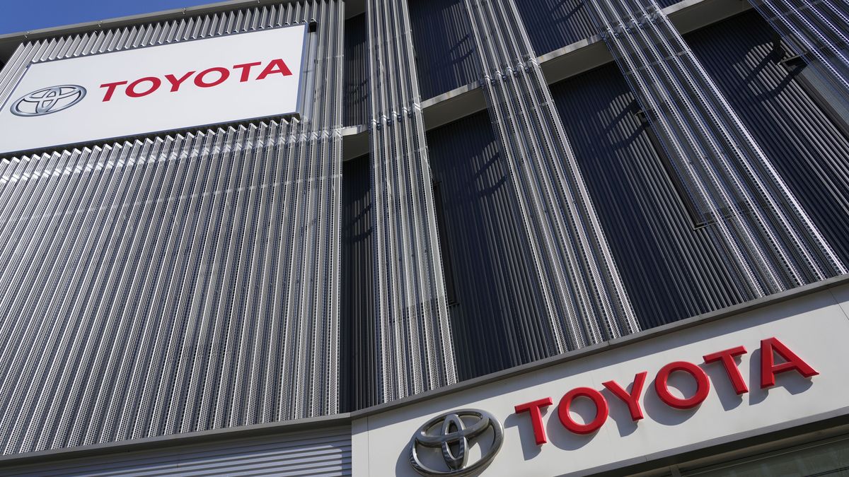 (FILE) - Toyota Motor logos are seen at a dealership of the carmaker in Tokyo, Japan, 09 February 2022 (reissued 29 August 2023). Toyota Motor Corporation announced on 29 August 2023 that production lines at 12 plants in Japan had been shut down since the morning due to a failure in the automaker's computer system managing parts orders. Additional lines at two other plants are also scheduled to stop production in the evening, causing the suspension of all vehicle production in Japan. The cause is under investigation. EPA/FRANCK ROBICHON Dostawca: PAP/EPA.