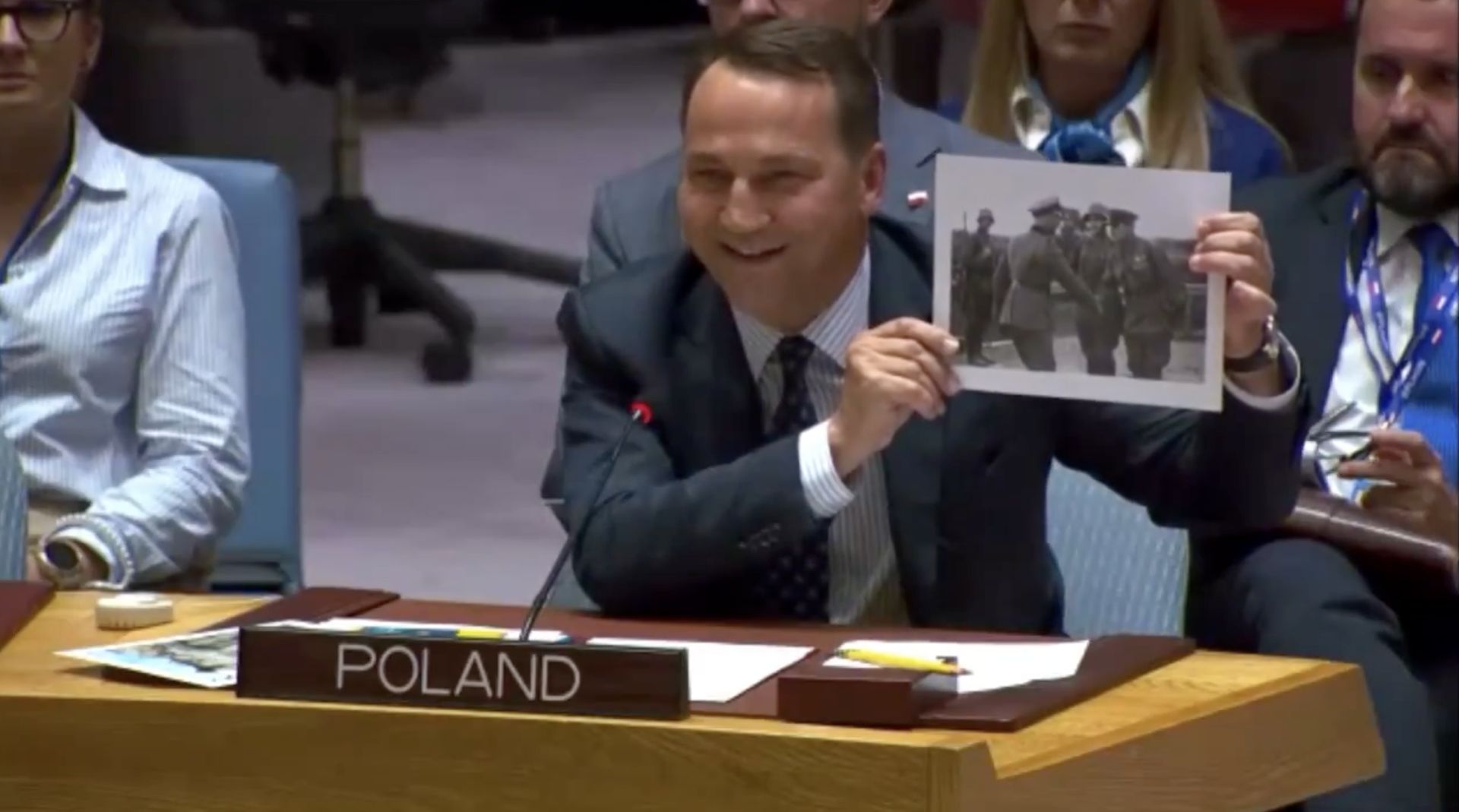 Dosadna odpowiedź Sikorskiego do ambasadora Rosji. Pokazał też zdjęcie