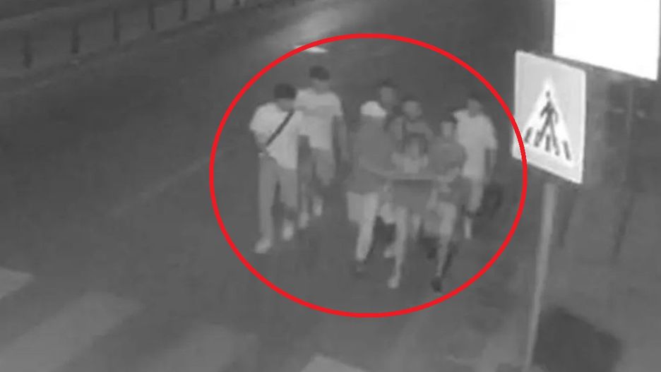 Nagranie z monitoringu. Napastnicy z 19-latką na ulicy Palermo 