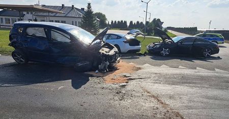 Chciała skręcić. Ucierpiały cztery auta, w tym tesla