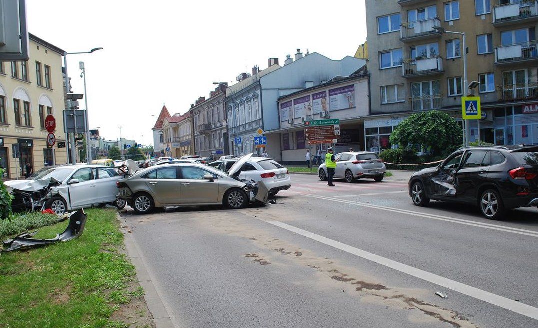 Zderzenie czterech aut w centrum miasta. Dwie osoby trafiły do szpitala