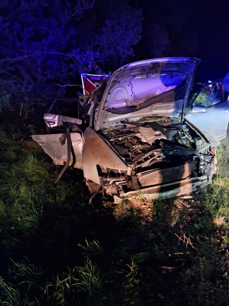 Gąsiorowo: Tragedia na drodze. Audi wpadło do rowu i uderzyło w przepust. Dwie osoby wypadły z auta. Jedna osoba zginęła, druga została ranna