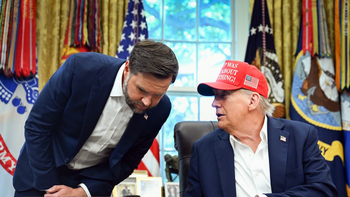US President Donald Trump (R) and Vice President JD Vance speak after announcing the 2026 FIFA World Cup draw will be held at the Kennedy Center in December 2025, in the Oval Office of the White House in Washington, DC, USA, 22 August 2025. The 2026 FIFA World Cup, coming to North America next summer will be the first World Cup with three host countries in the U.S., Canada and Mexico, and it will be the first to feature a 48-team field. EPA/ANNABELLE GORDON / POOL Dostawca: PAP/EPA.