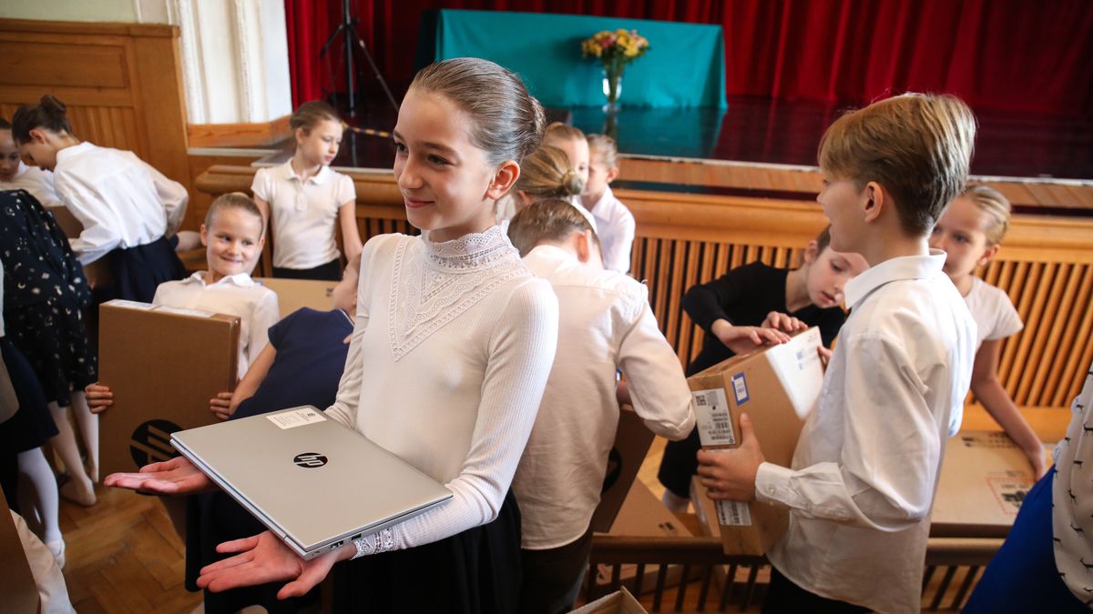 Albert Zawada
czwartoklasistom, laptop, laptopy, minister, MKIDN, edukacja, komputer�w, komputery, nauka, podstawowa, podstaw�wka, szkolnictwo, szko�a baletowa, program, uczniom