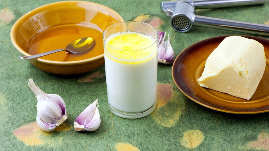 Mleko z czosnkiem stosuje się nie tylko na przeziębienie i grypę